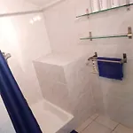 The Hidden Gem, 1 Bedroom, 1 Living Room, 4 Beds, Sleeps 5 Holiday home