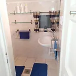 The Hidden Gem, 1 Bedroom, 1 Living Room, 4 Beds, Sleeps 5 Holiday home