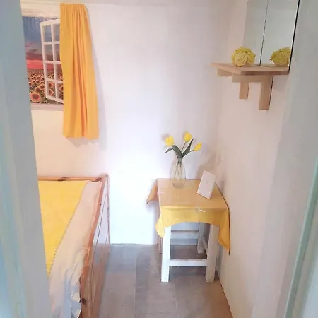 The Hidden Gem, 1 Bedroom, 1 Living Room, 4 Beds, Sleeps 5 Semesterbostad