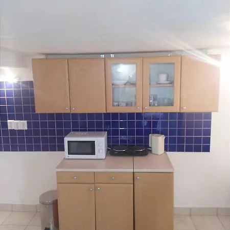 The Hidden Gem, 1 Bedroom, 1 Living Room, 4 Beds, Sleeps 5 Semesterbostad *