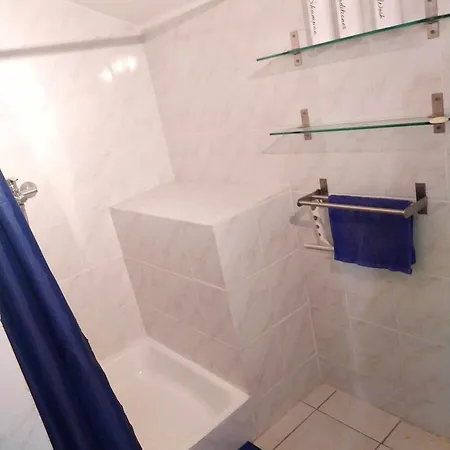 The Hidden Gem, 1 Bedroom, 1 Living Room, 4 Beds, Sleeps 5 Semesterbostad