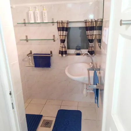 The Hidden Gem, 1 Bedroom, 1 Living Room, 4 Beds, Sleeps 5 Semesterbostad