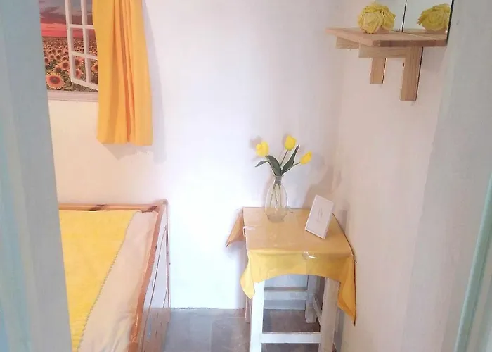 The Hidden Gem, 1 Bedroom, 1 Living Room, 4 Beds, Sleeps 5 בית נופש