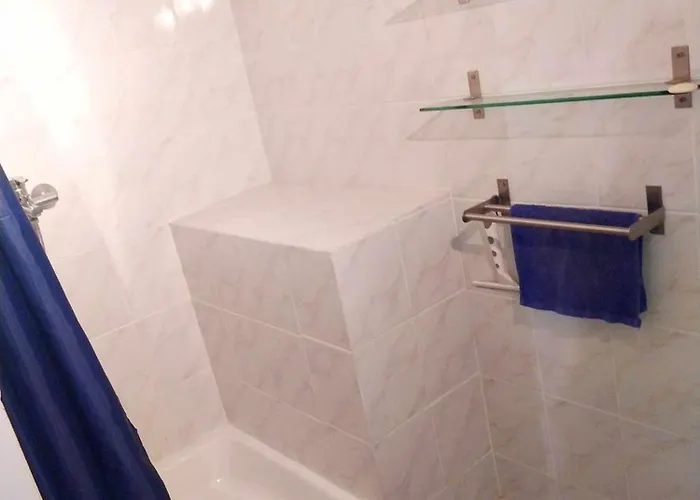 The Hidden Gem, 1 Bedroom, 1 Living Room, 4 Beds, Sleeps 5 בית נופש