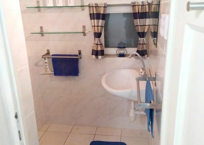 The Hidden Gem, 1 Bedroom, 1 Living Room, 4 Beds, Sleeps 5 בית נופש