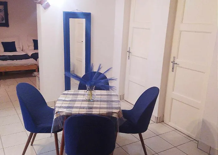 The Hidden Gem, 1 Bedroom, 1 Living Room, 4 Beds, Sleeps 5